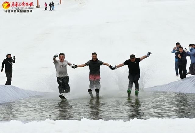 组图｜新疆丝绸之路滑雪场雪友滑水狂欢告别滑雪季