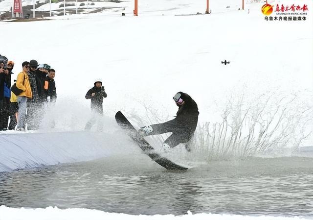 组图｜新疆丝绸之路滑雪场雪友滑水狂欢告别滑雪季