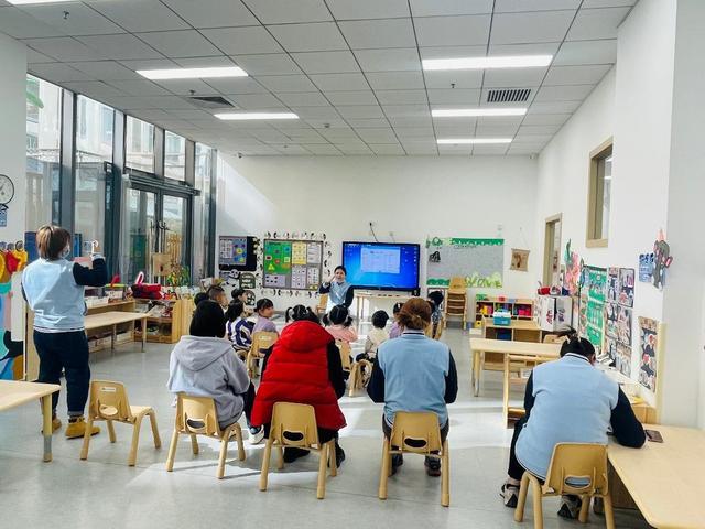 4月7日,北京大兴区惠泽幼儿园教师开展示范课听课与教师培训。(新华社记者赵琬微 摄)