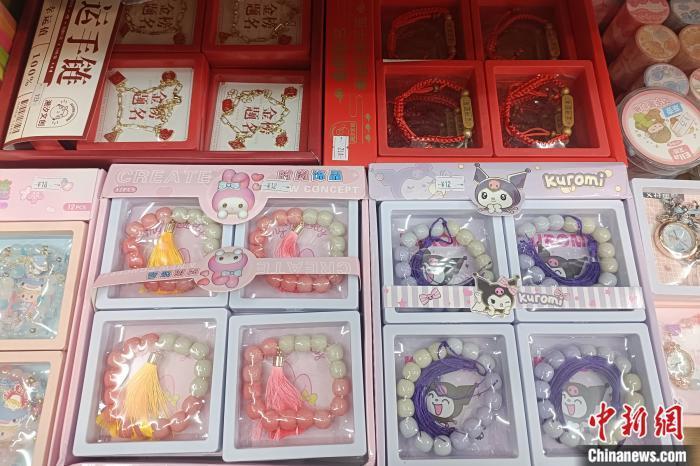 文具店内售卖的“精品菩提流苏手链”,实际材质为塑料。左雨晴 摄