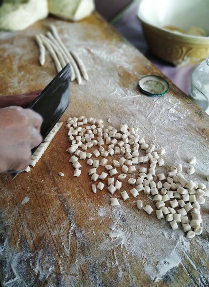 不管是豆豆还是泡泡,都先得切好。摄影/郑礼