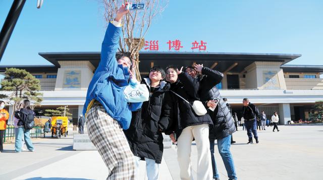 城事｜人均六七十，一家店一天能卖万串：淄博烧烤有多好吃？