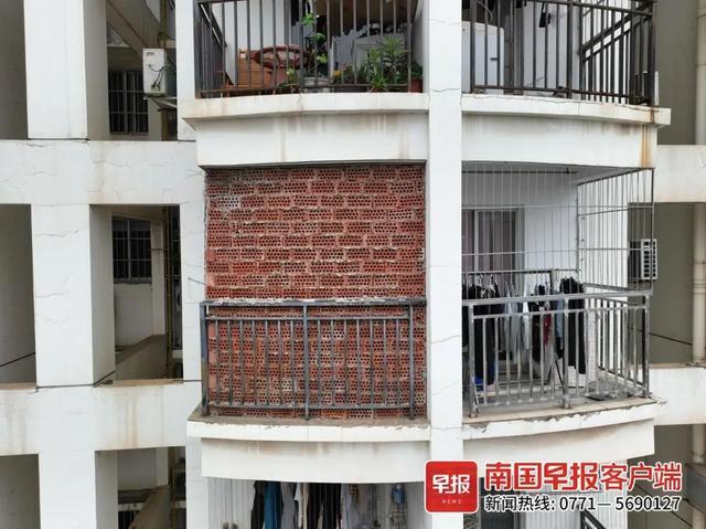 广西一住宅用红砖封阳台，要干啥？业主：“风水先生”要求的