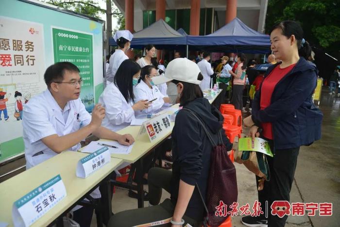 自治区人民医院北院17科室专家雨中为群众义诊送健康