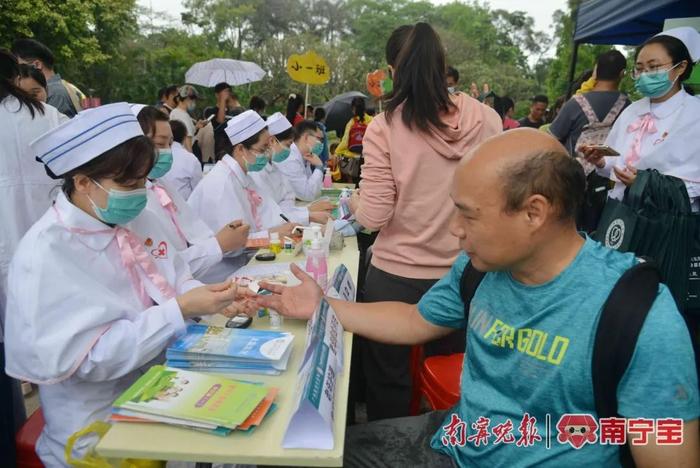 自治区人民医院北院17科室专家雨中为群众义诊送健康