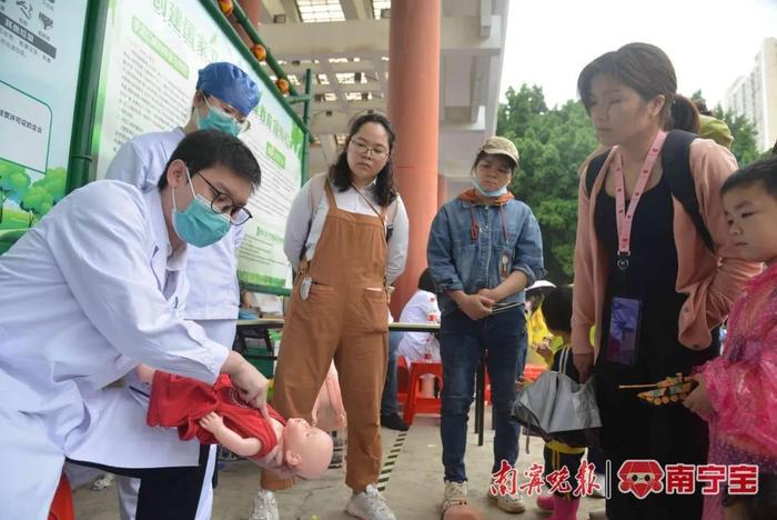 自治区人民医院北院17科室专家雨中为群众义诊送健康