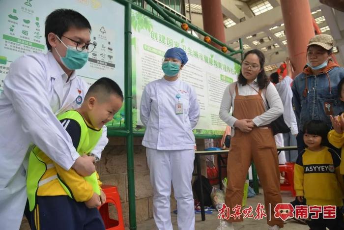 自治区人民医院北院17科室专家雨中为群众义诊送健康