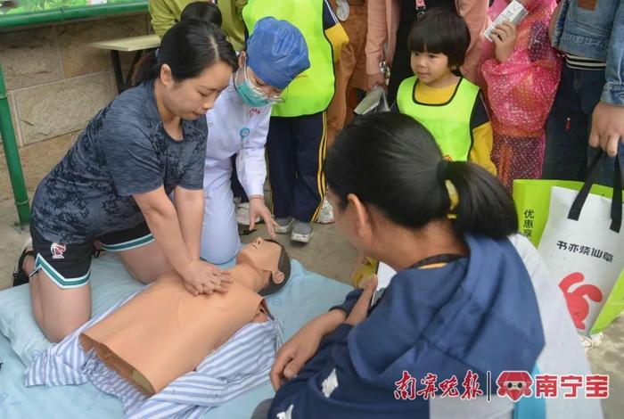 自治区人民医院北院17科室专家雨中为群众义诊送健康