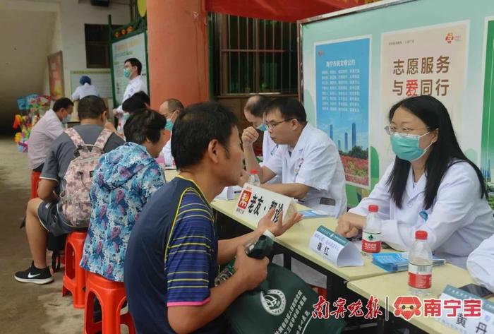 自治区人民医院北院17科室专家雨中为群众义诊送健康