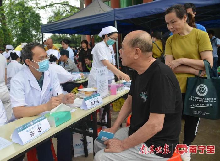 自治区人民医院北院17科室专家雨中为群众义诊送健康