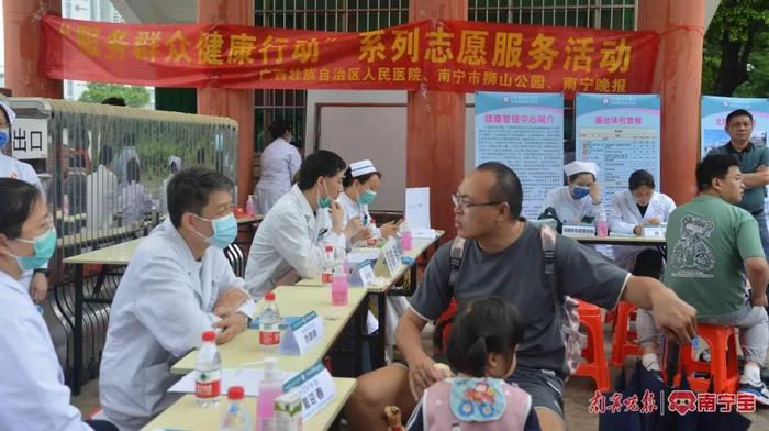 自治区人民医院北院17科室专家雨中为群众义诊送健康