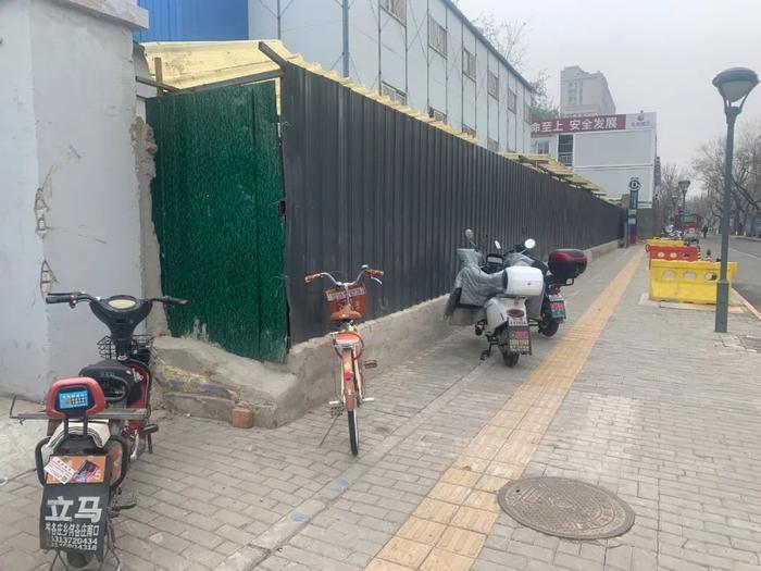 乱！电动自行车、共享单车堵住地铁站口，怎么办？