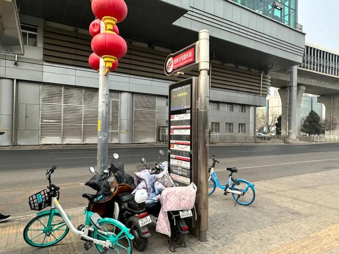 乱！电动自行车、共享单车堵住地铁站口，怎么办？