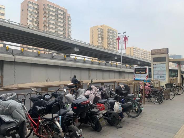 乱！电动自行车、共享单车堵住地铁站口，怎么办？