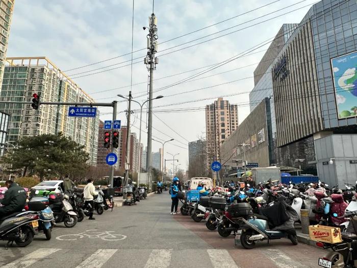 乱！电动自行车、共享单车堵住地铁站口，怎么办？