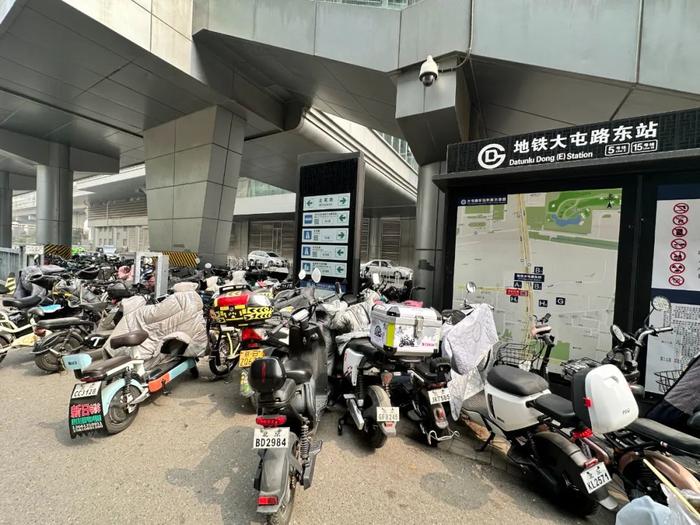 乱！电动自行车、共享单车堵住地铁站口，怎么办？