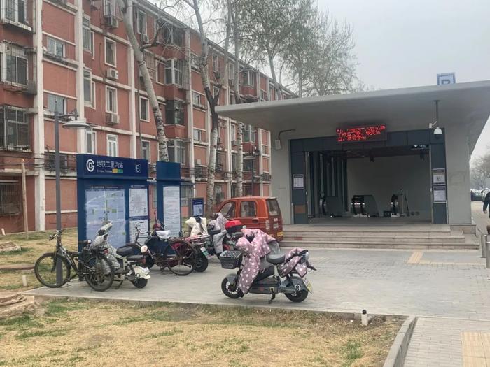 乱！电动自行车、共享单车堵住地铁站口，怎么办？