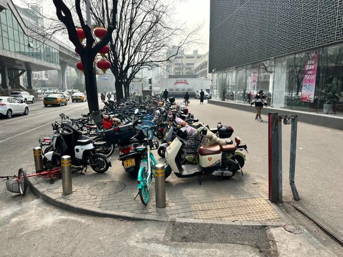 乱！电动自行车、共享单车堵住地铁站口，怎么办？