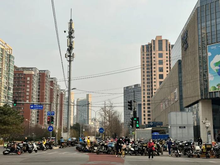 乱！电动自行车、共享单车堵住地铁站口，怎么办？