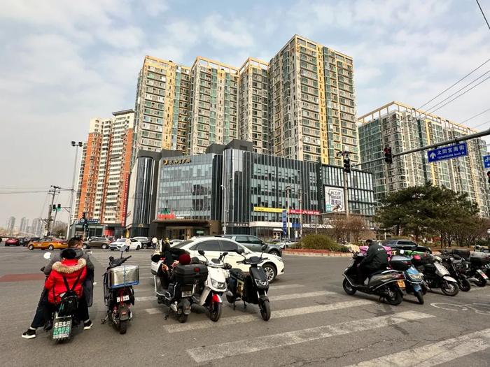 乱！电动自行车、共享单车堵住地铁站口，怎么办？