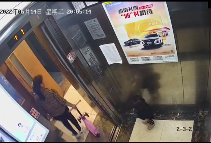 监控视频显示,保姆吴秀芳拉着滑板车先行走出,回头时才发现樱桃并未跟出来。视频截图