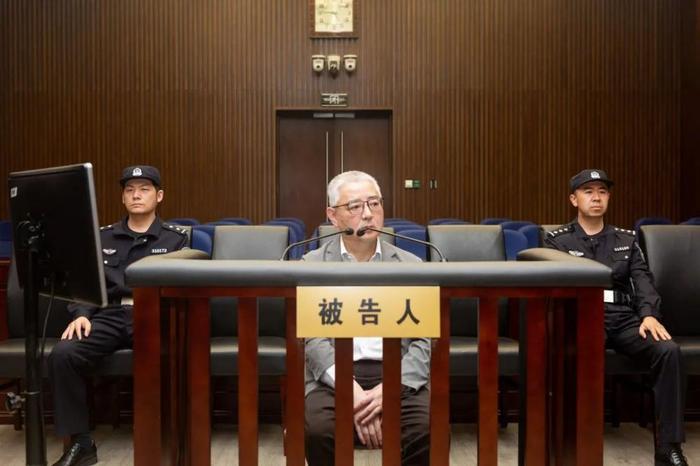 上海电气集团原董事长郑建华案一审开庭，被控索取或非法收受财物1.56亿余元