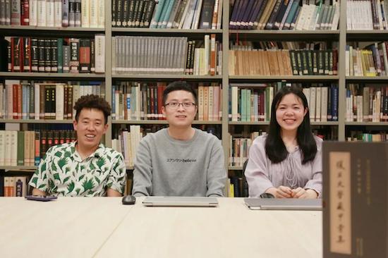 从左至右为信息库团队成员黄博、杨熠、程名卉。复旦大学供图