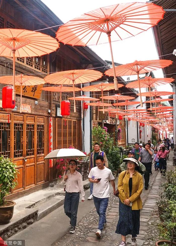 2023年4月18日,浙江省丽水市景宁畲族自治县大均乡中国畲乡之窗景区,游客亲身体验、观看畲族婚嫁表演旅游项目。