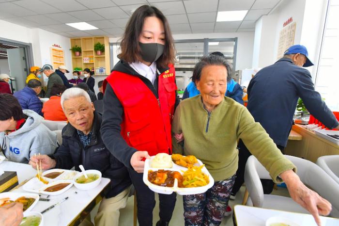 沈阳“社区食堂”相继开门营业！套餐价格为……全年计划建成不少于300个老年助餐点 ！