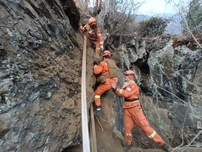 四川稻城县雷击森林火灾扑救进行中 火场地形复杂多为断崖