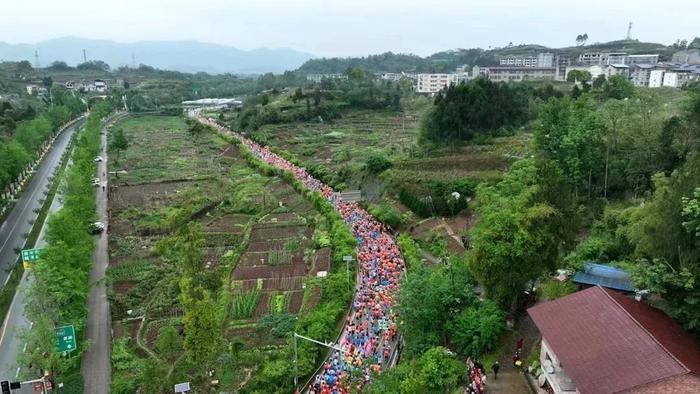 山川下、江河畔、田园里、街巷间……五赛齐开，新重庆跑起来！