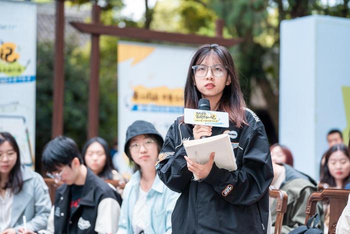 世界读书日专访｜读书即探索，寸铁亦可用，如何从阅读中汲取文字的力量？