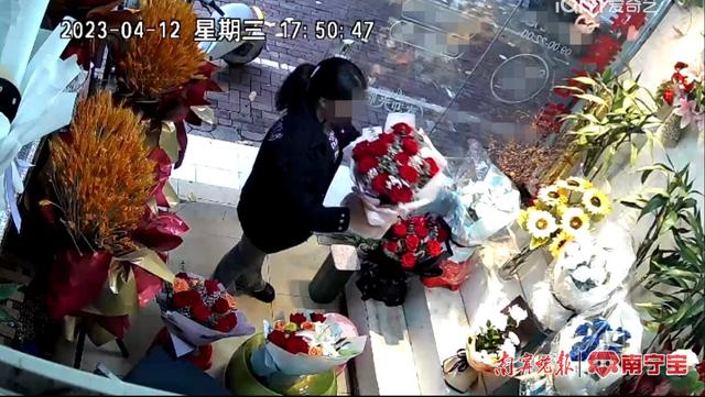 夹着2200元现金的花束失踪！女子两次潜入南宁一家花店佯装买花被监控拍下