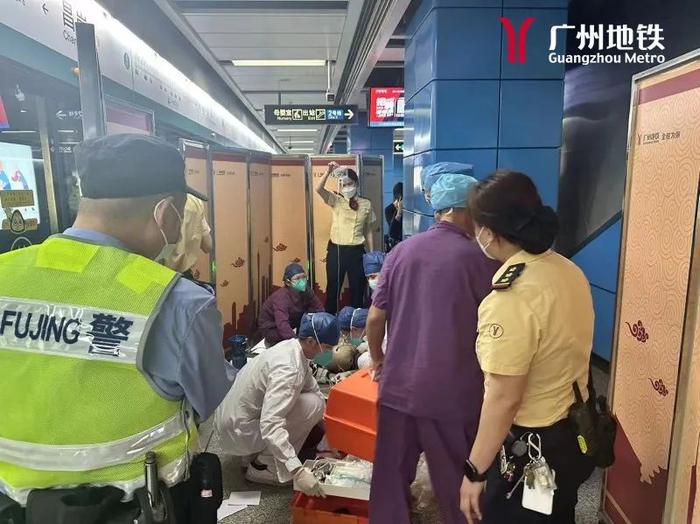 地铁站台变“急救室”，工作人员和医护人员联手上演生死时速