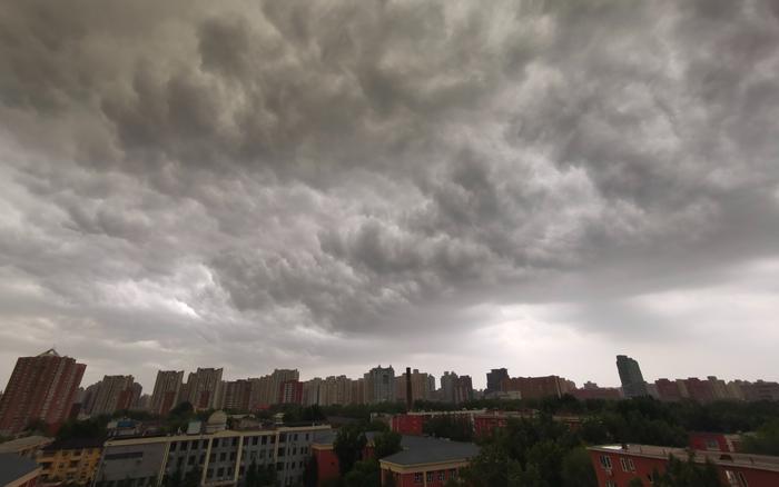 北京三预警齐发、天空出现雷雨云，明天晴间多云不影响游玩