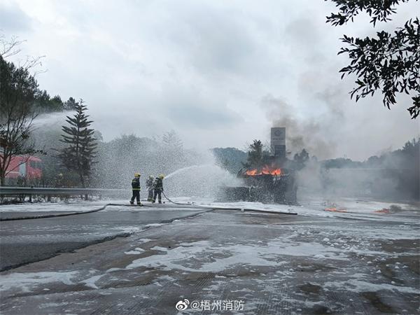 梧州包茂高速狮寨停车区一辆槽罐车起火，火灾已得到控制