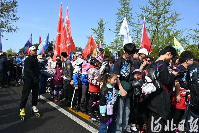 为期4天！第十九届北戴河轮滑节开幕 逾万名爱好者齐聚现场一起嗨