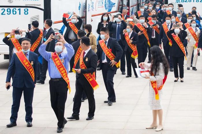 独家图片直击庆“五一”系列活动｜表彰大会、“最美职工”发布仪式、心连心特别节目⋯⋯