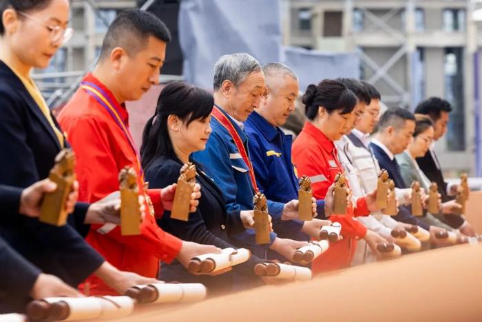 独家图片直击庆“五一”系列活动｜表彰大会、“最美职工”发布仪式、心连心特别节目⋯⋯