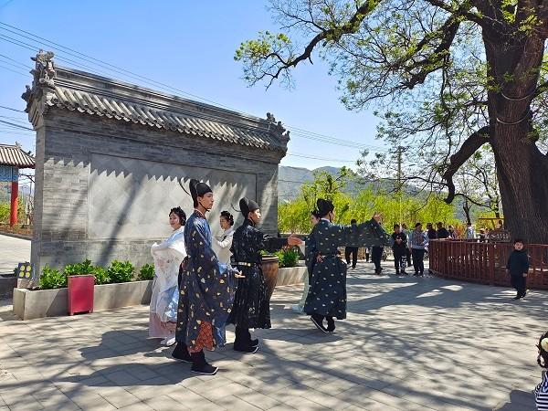 美！汉服盛装畅游康陵村，体验“明文化”