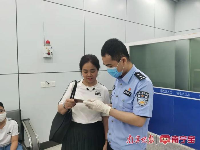 “五一”假期广西移民管理警察昼夜坚守在口岸一线，他们是国门下的亮丽“藏青蓝”