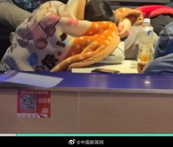 门店睡满人导致无法用餐？海底捞回应：尽力扩大高峰时段的接待量