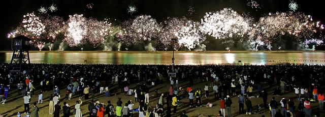 用音乐烟花讲述西游记和安徒生童话，上海金山城市沙滩成海上剧场