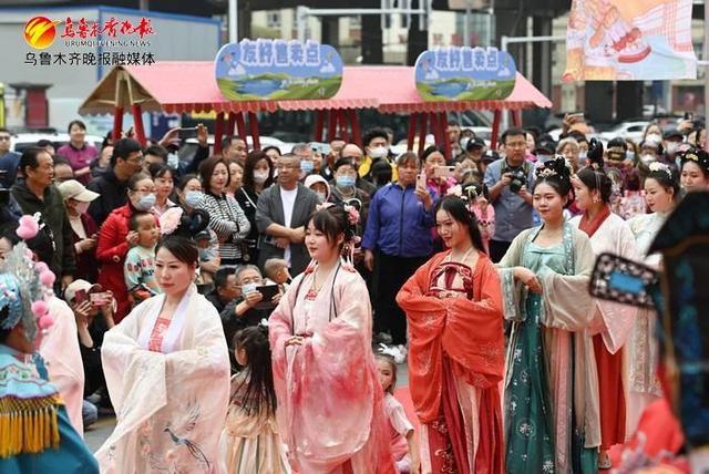 组图丨乌鲁木齐市沙区举办“魅力首府畅玩沙区”五一花车巡游活动