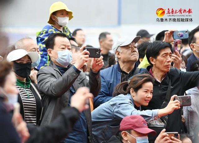 组图丨乌鲁木齐市沙区举办“魅力首府畅玩沙区”五一花车巡游活动