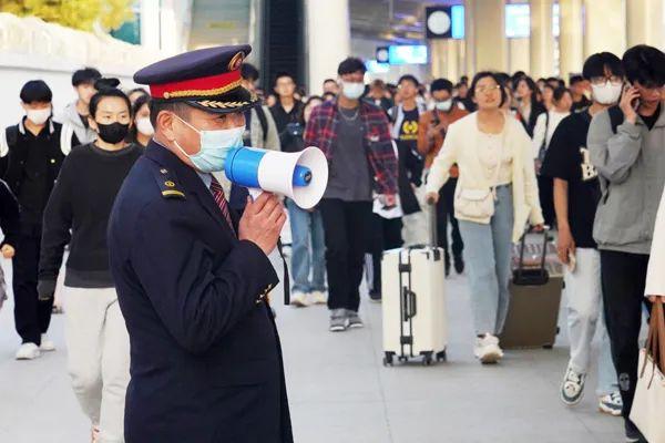 “淄博公厕配肠炎宁卫生巾”上热搜！网友：太卷了