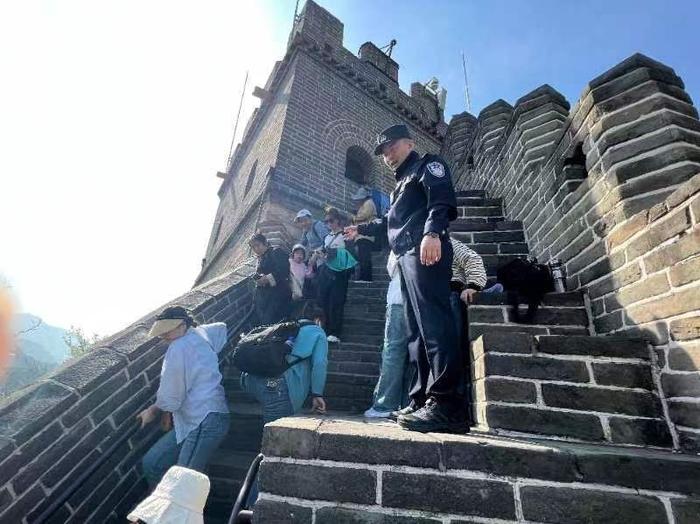 节日期间北京昌平警方加大景区安保力量，完善人流监测疏导机制