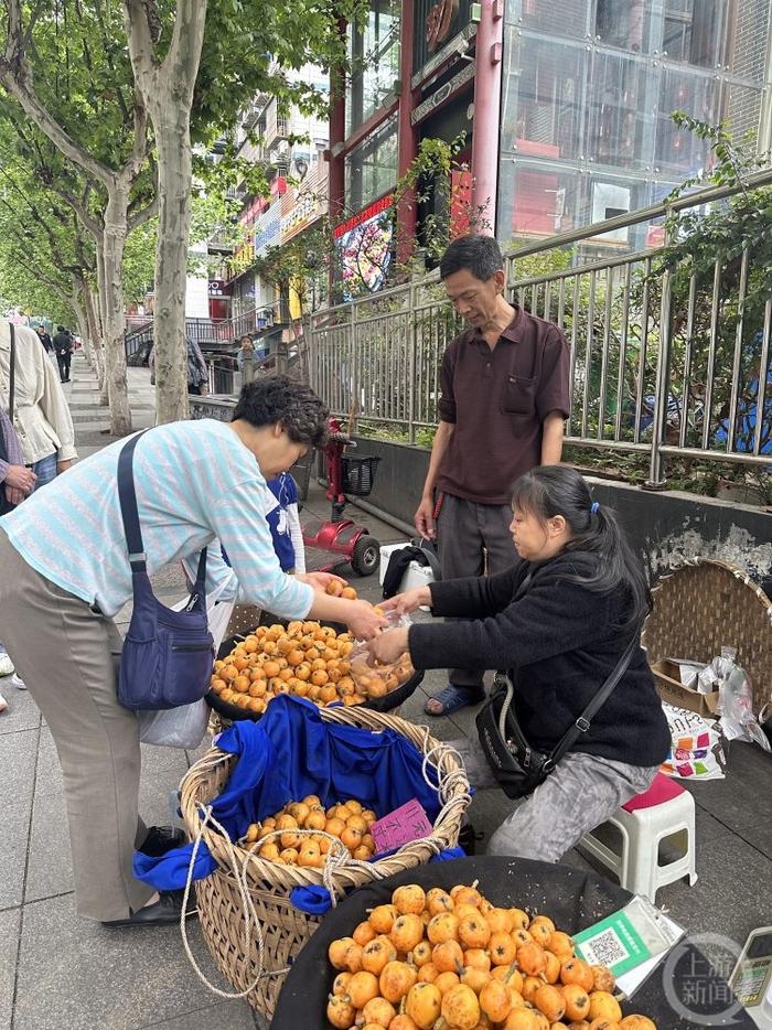 这对残疾人夫妇经营的路边小摊，五一节生意特别好……