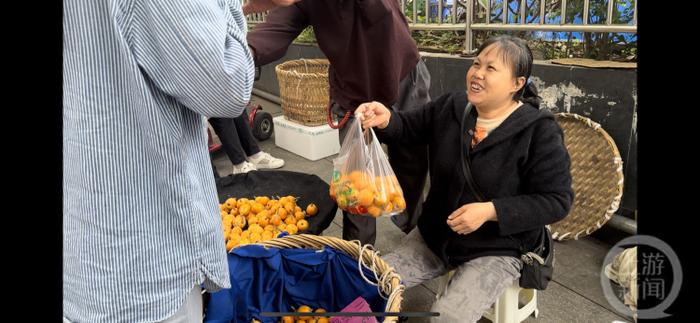 这对残疾人夫妇经营的路边小摊，五一节生意特别好……