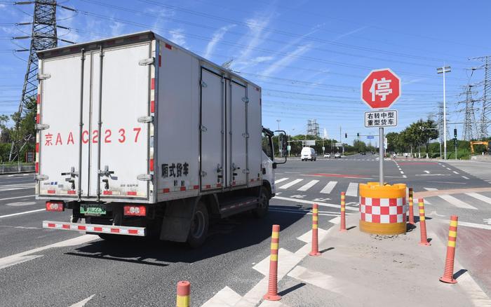 北京104处路口已设中、重型货车“右转必停”标志标线